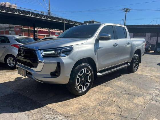 TOYOTA HILUX 2.8 D-4D TURBO DIESEL CD SRX 4X4 AUTOMÁTICO